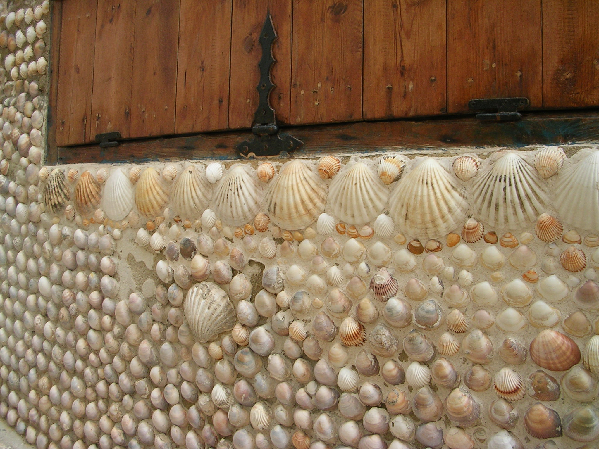 Detail zdobené fasády z mušlí